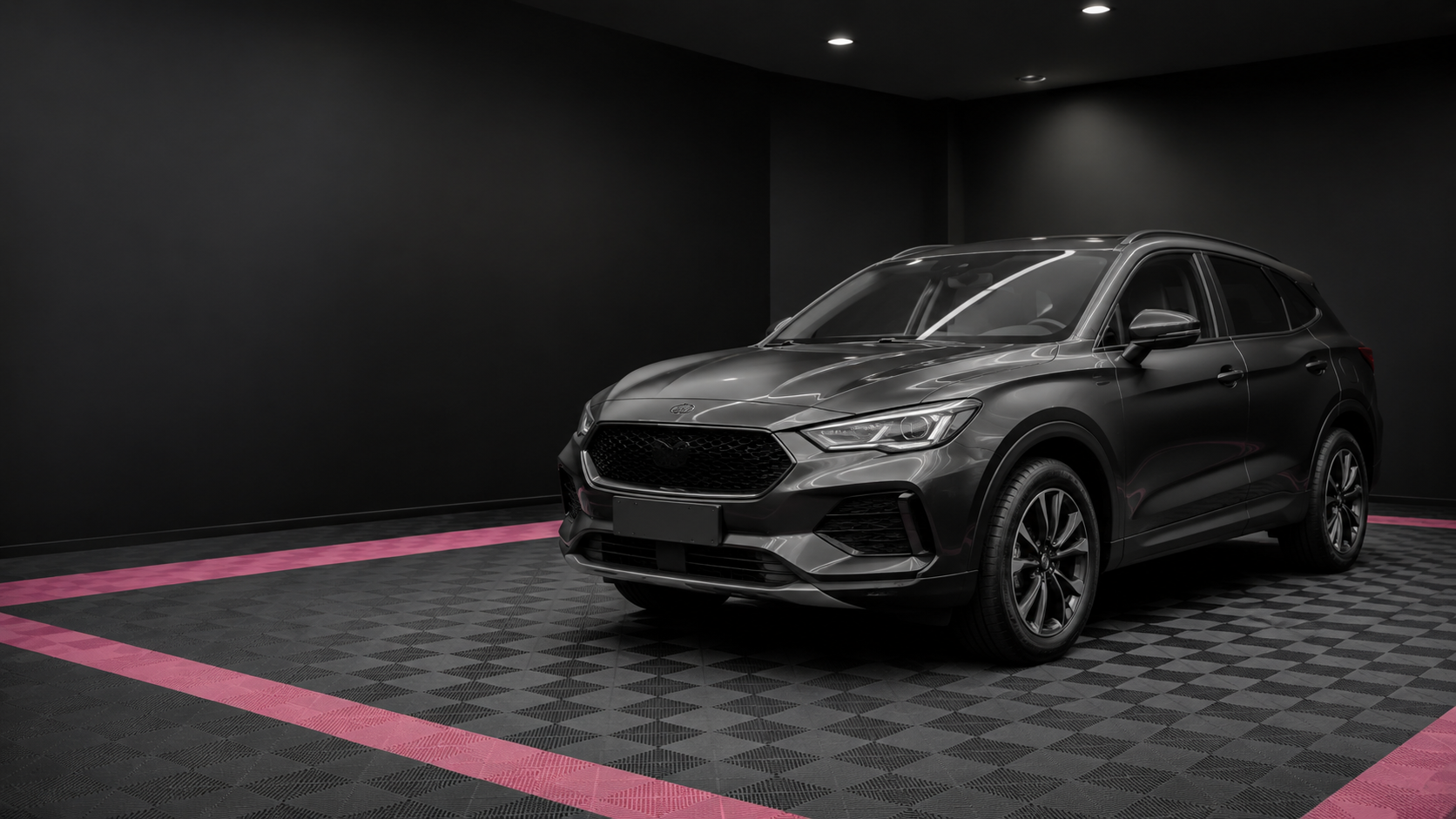 Véhicule présenté dans un studio automobile contemporain